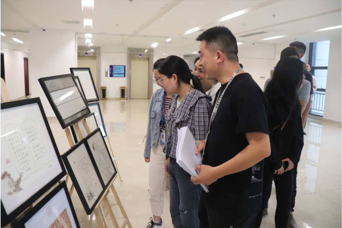 圖為：開投集團(tuán)展出優(yōu)秀獲獎(jiǎng)作品，干部職工及家屬參觀書法作品，學(xué)習(xí)廉潔文化.png